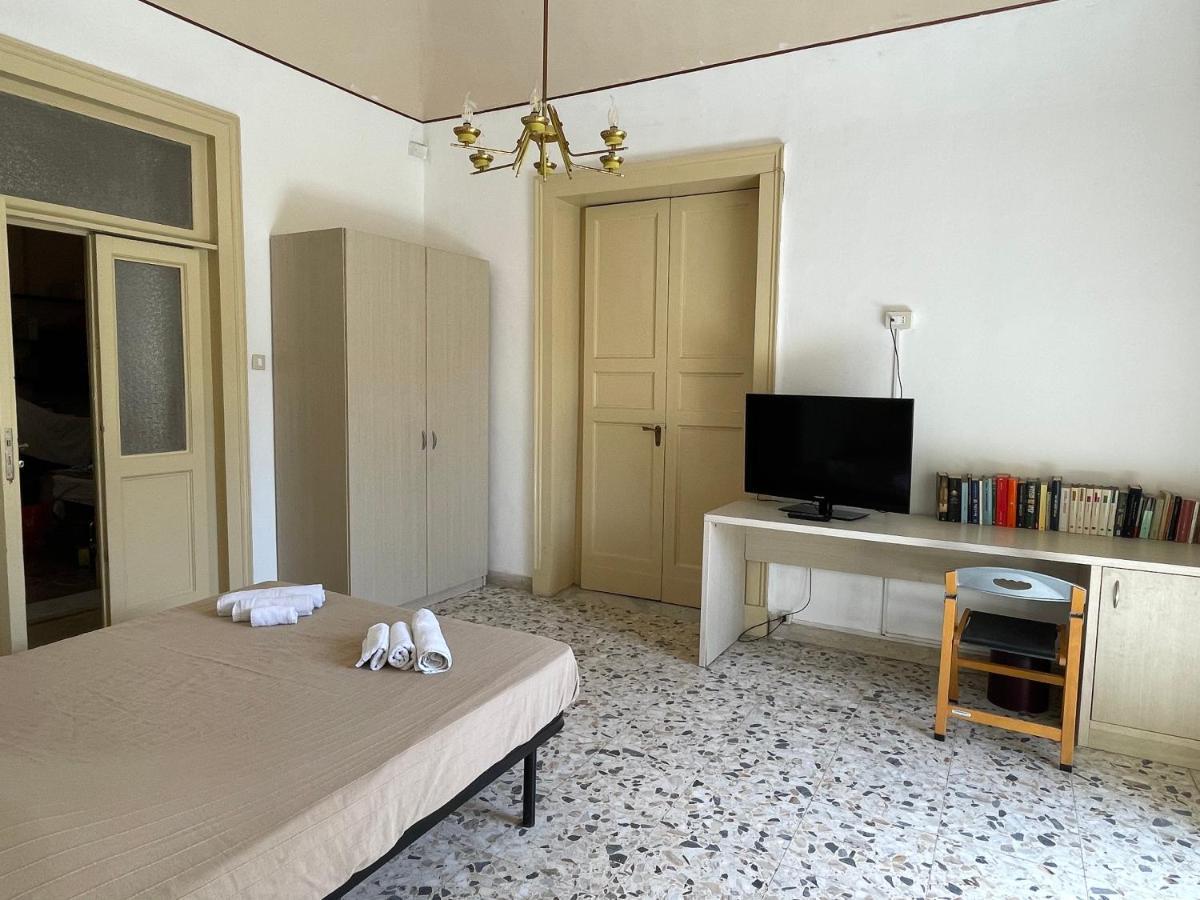 Bed And Books Isabella Bed and Breakfast Catania Exterior foto