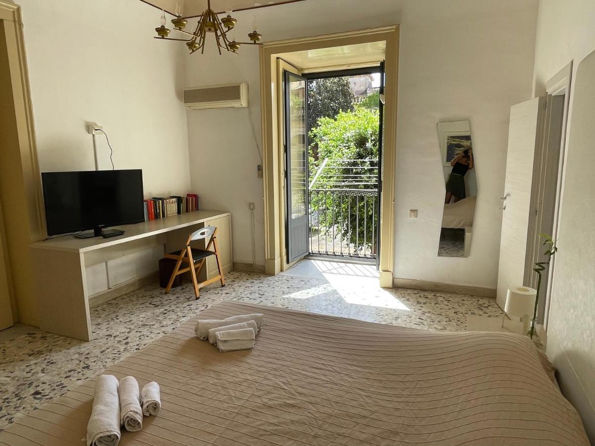 Bed And Books Isabella Bed and Breakfast Catania Exterior foto