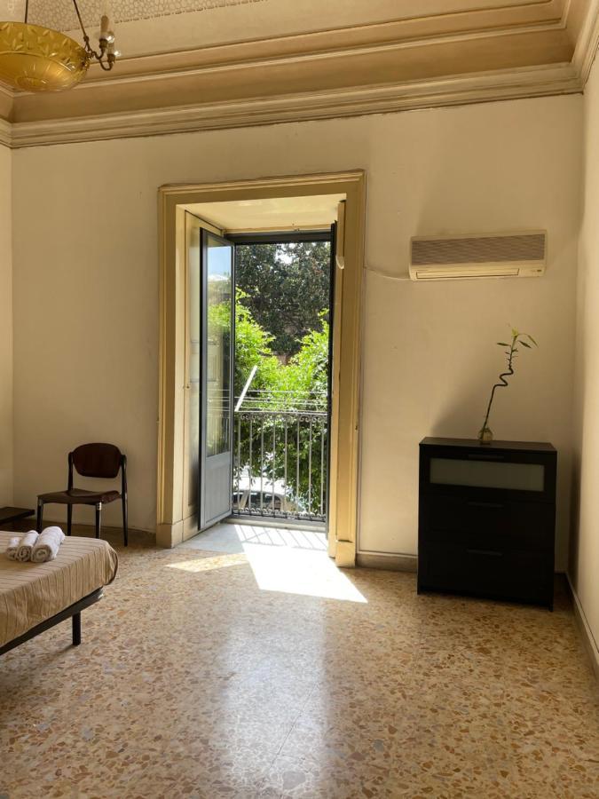 Bed And Books Isabella Bed and Breakfast Catania Exterior foto