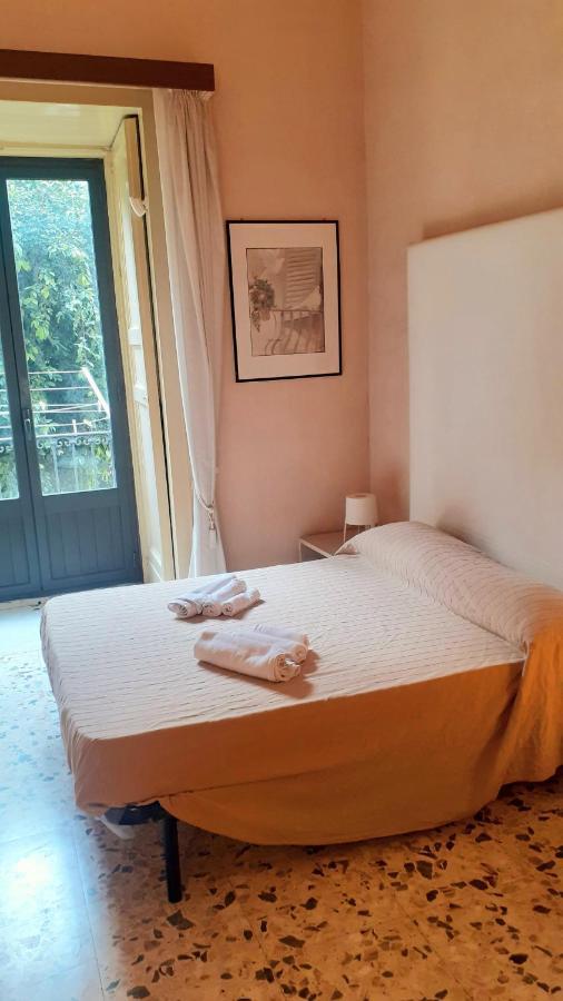 Bed And Books Isabella Bed and Breakfast Catania Exterior foto