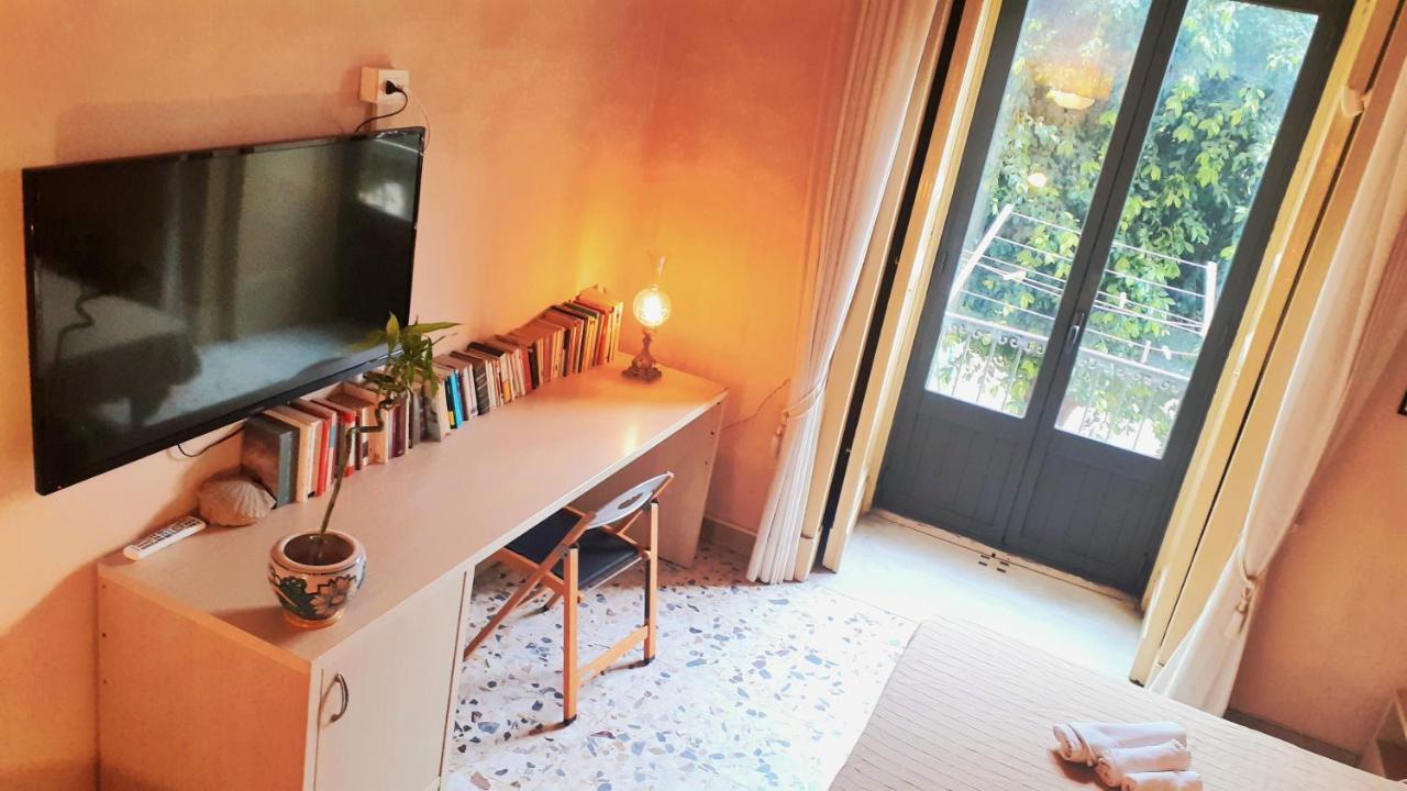 Bed And Books Isabella Bed and Breakfast Catania Exterior foto