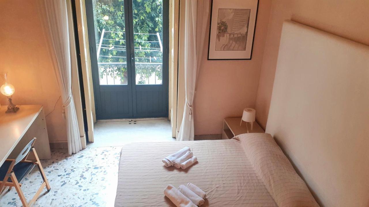 Bed And Books Isabella Bed and Breakfast Catania Exterior foto