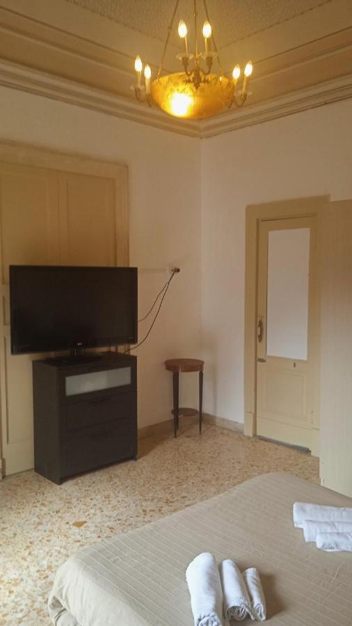 Bed And Books Isabella Bed and Breakfast Catania Exterior foto
