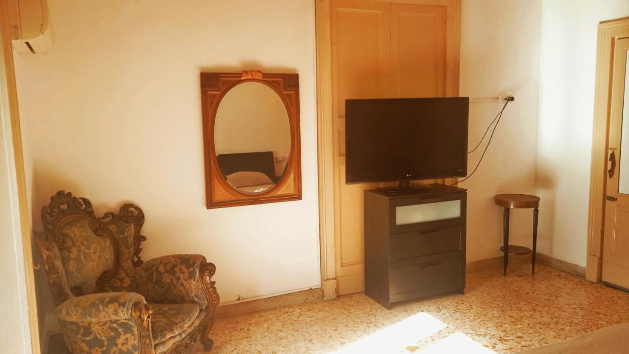 Bed And Books Isabella Bed and Breakfast Catania Exterior foto