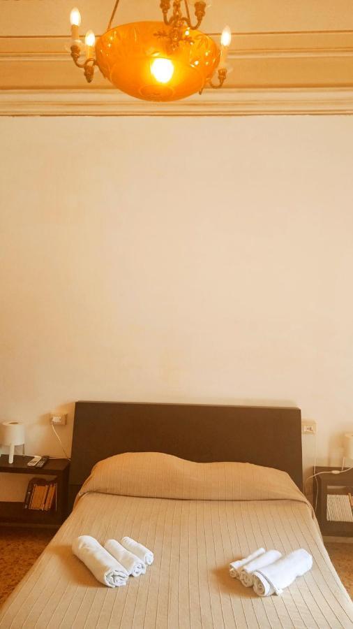 Bed And Books Isabella Bed and Breakfast Catania Exterior foto