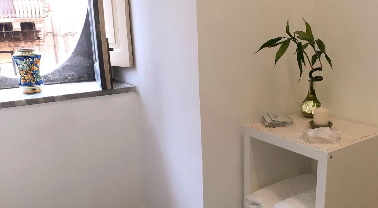 Bed And Books Isabella Bed and Breakfast Catania Exterior foto