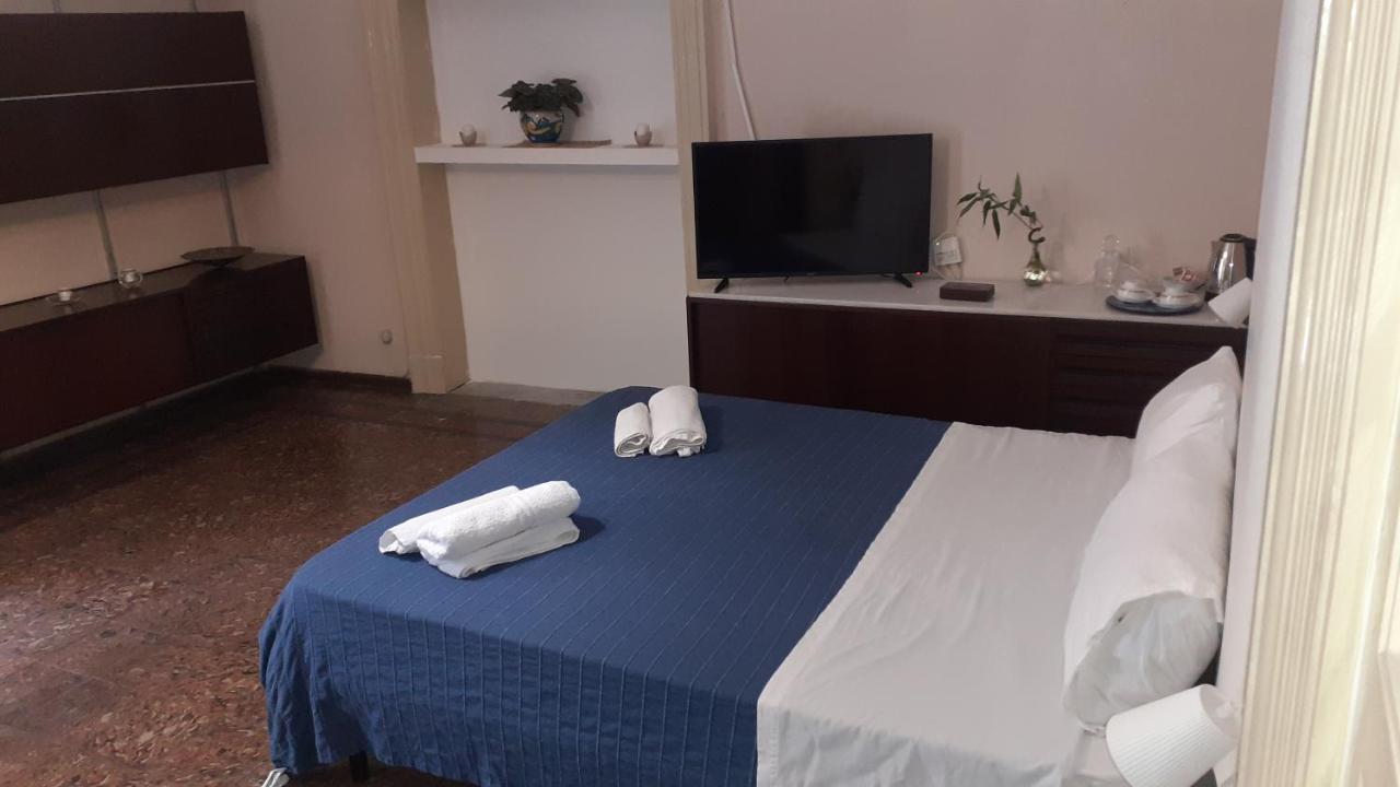 Bed And Books Isabella Bed and Breakfast Catania Exterior foto